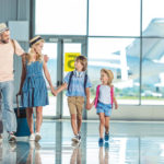 família viajando com tranquilidade financeira
