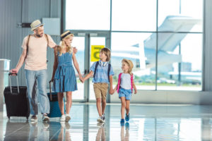 família viajando com tranquilidade financeira