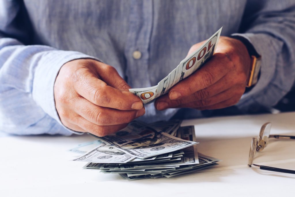 poupar e investir para atingir o primeiro milhão