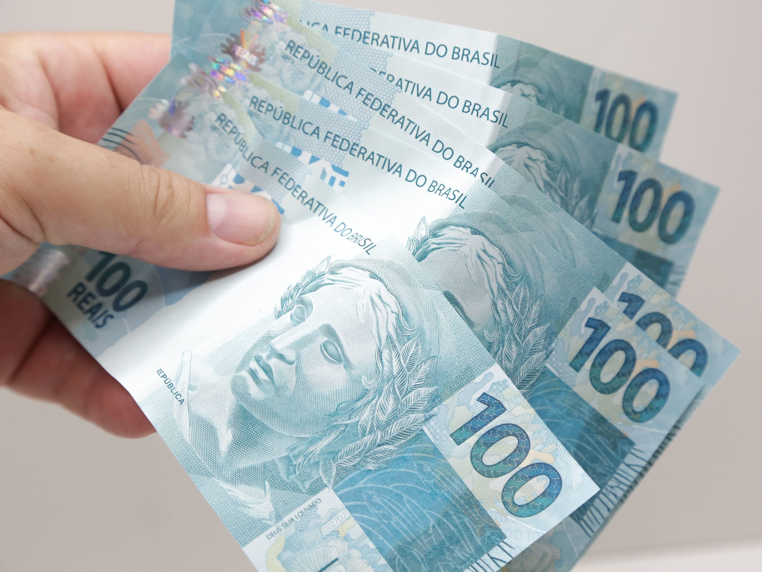 Investir 100 reais todo mês