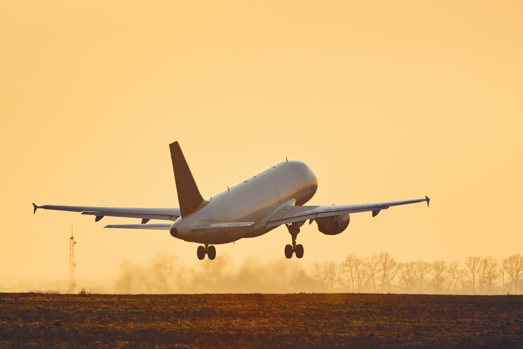 Avião decolando para viagem de turismo com CVC