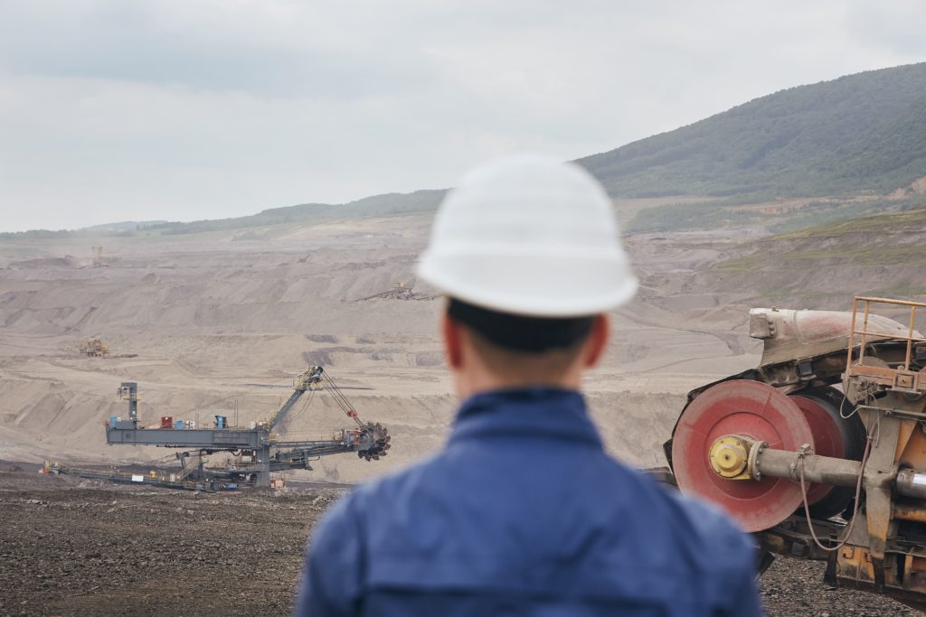 Homem observando a mineração da Vale