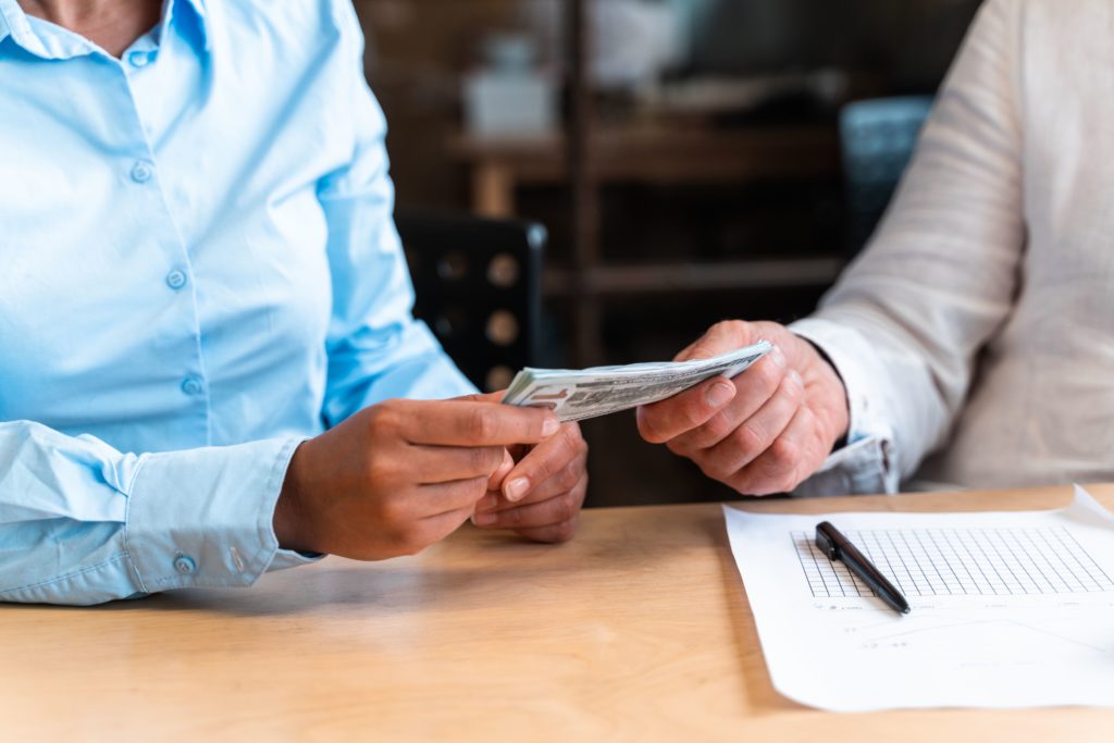 Homens comprando ações do Santander (SANB3)