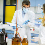 Um homem e uma mulher trabalhando na indústria química Unipar (UNIP6)