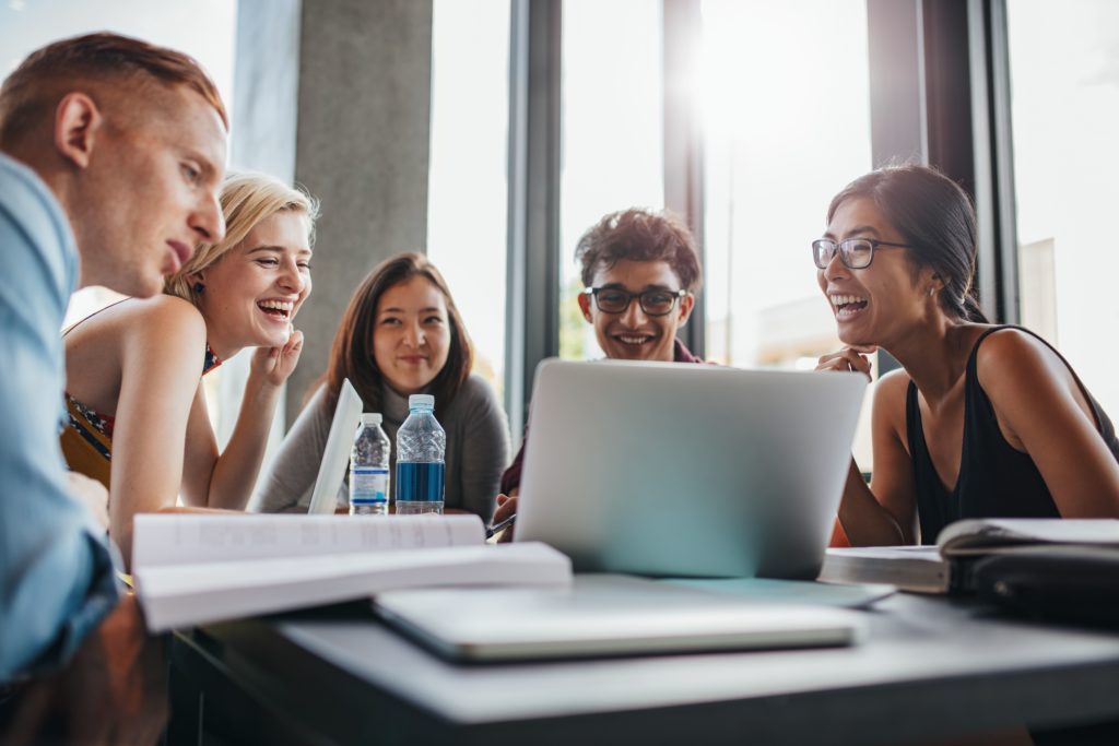 Alunos da Cogna Educação estudando juntos