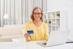 Mulher investindo nas ações do Santander (SANB3)
