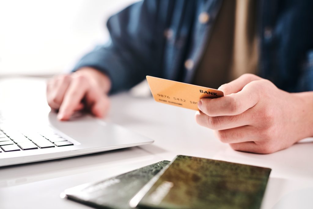 Homem comprando ações ITUB4