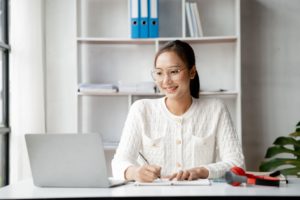 Mulher estudando sobre educação financeira