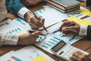 Grupo de pessoas usando uma calculadora de renda fixa
