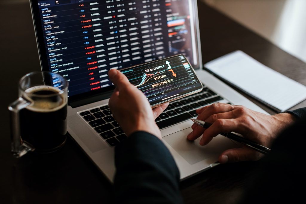 Homem investindo em fundos de investimento