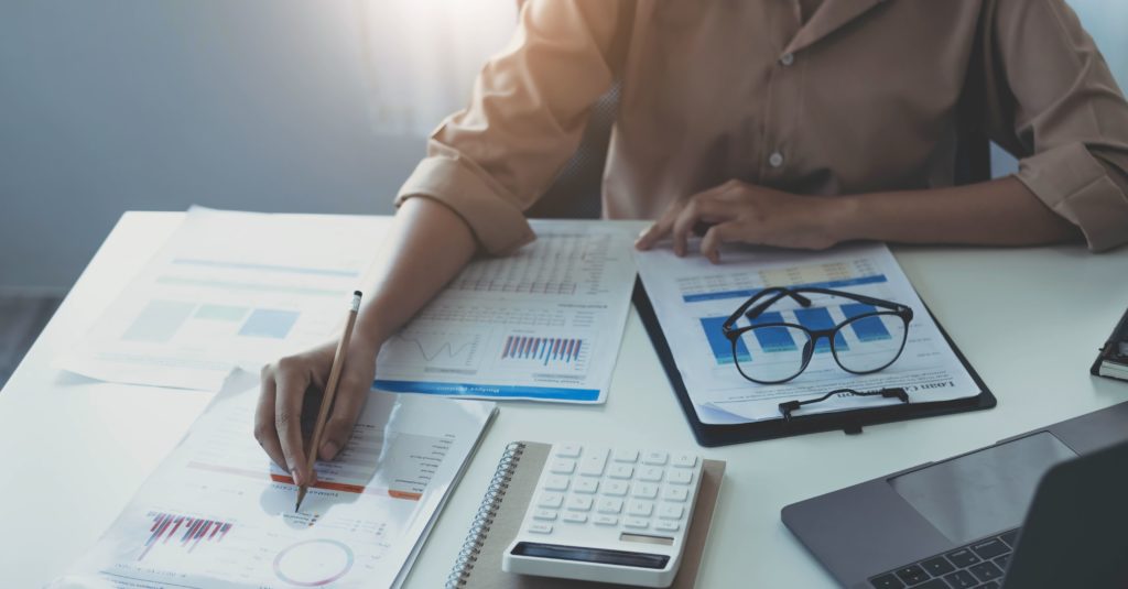 Homem analisando os indicadores financeiros de uma empresa
