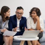 Um grupo de executivos discutindo como usar os indicadores financeiros