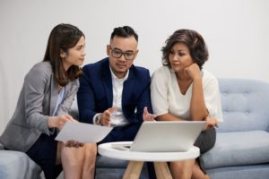 Um grupo de executivos discutindo como usar os indicadores financeiros