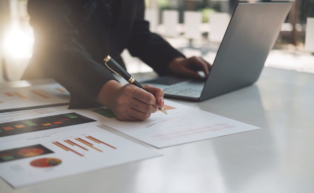Empresária investindo nas melhores aplicações financeiras