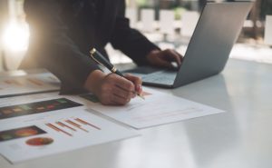 Empresária investindo nas melhores aplicações financeiras