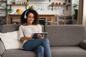 Mulher escutando podcasts sobre finanças e investimentos