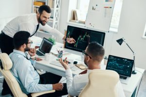 Homens discutindo a liquidez de seus investimentos em ativos financeiros