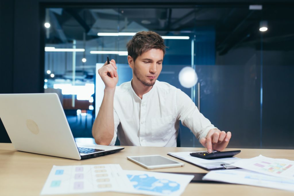Homem estudando as lições da educação financeira