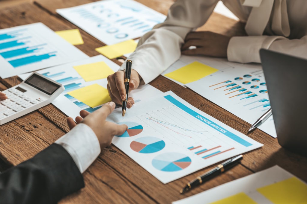 investimentos-renda-fixa Homem escolhendo investimentos com consultor financeiro