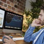 Homem estudando os melhores investimentos para investir 100 mil reais