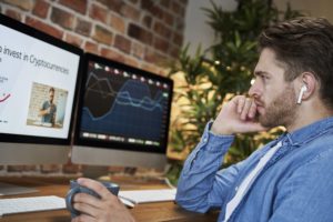 Homem estudando os melhores investimentos para investir 100 mil reais