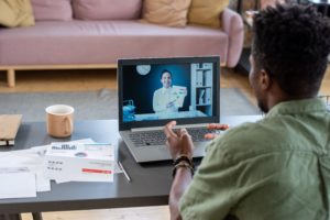 Homem falando com sua consultora financeira on-line
