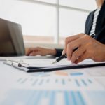Mulher verificando os principais serviços financeiros
