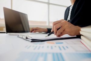 Mulher verificando os principais serviços financeiros