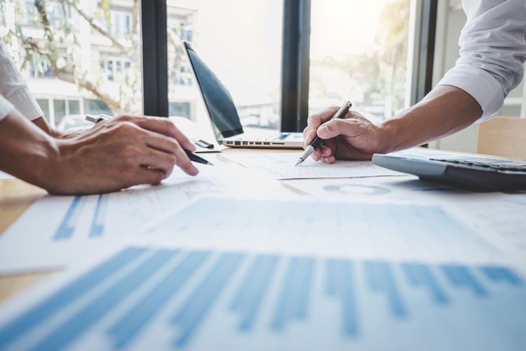 Gestor financeiro fazendo o planejamento financeiro com seu cliente