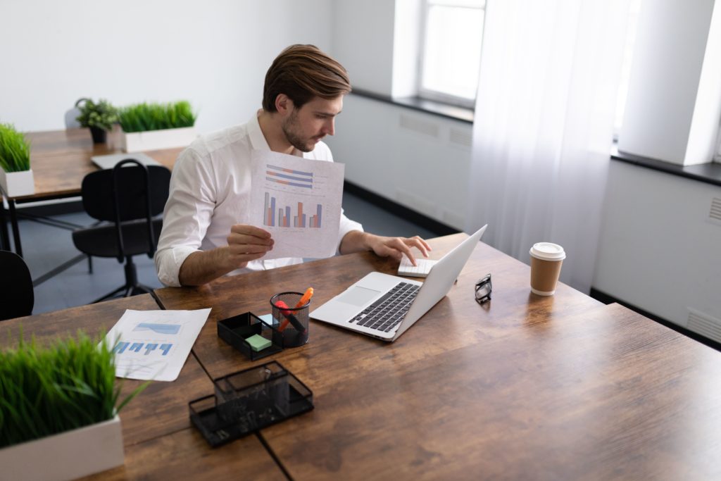 Homem vendo um guia completo sobre empresas que pagam dividendos mensais