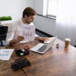 Homem vendo um guia completo sobre empresas que pagam dividendos mensais
