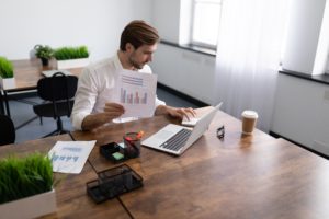Homem vendo um guia completo sobre empresas que pagam dividendos mensais