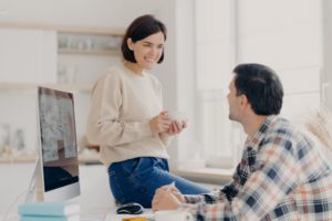 Casal conversando sobre como investir seu dinheiro para ter um lucro mensal e alcançar a independência financeira