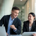 Funcionários de uma empresa de investimentos conversando sobre os clientes