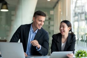 Funcionários de uma empresa de investimentos conversando sobre os clientes