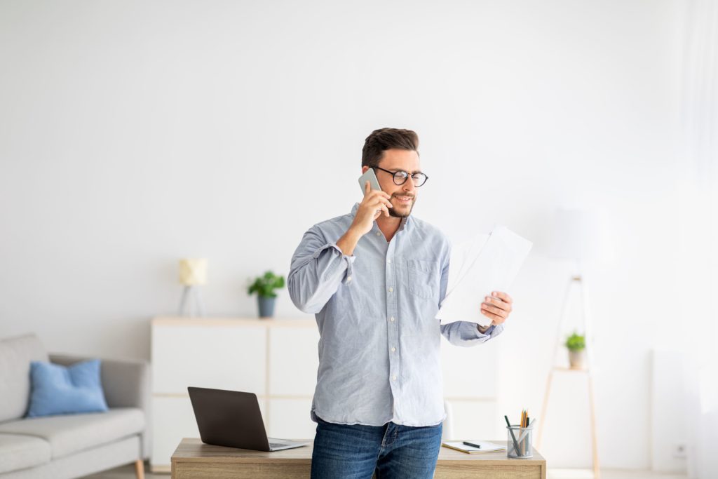 Gestor financeiro falando com seu cliente para maximizar seus ganhos