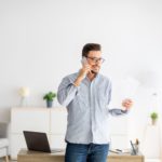Gestor financeiro falando com seu cliente para maximizar seus ganhos
