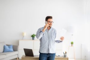 Gestor financeiro falando com seu cliente para maximizar seus ganhos