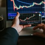 Homem analisando qual investimento rende mais