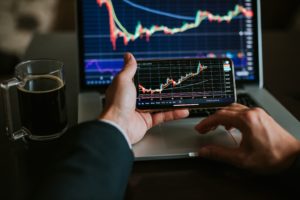 Homem analisando qual investimento rende mais
