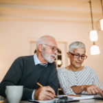 Casal fazendo o seu planejamento financeiro para ver se encontram dívidas