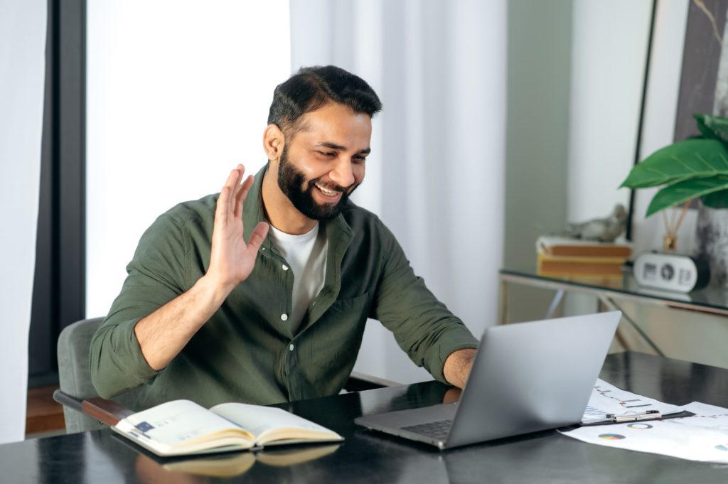 Homem conversando com seu consultor financeiro online