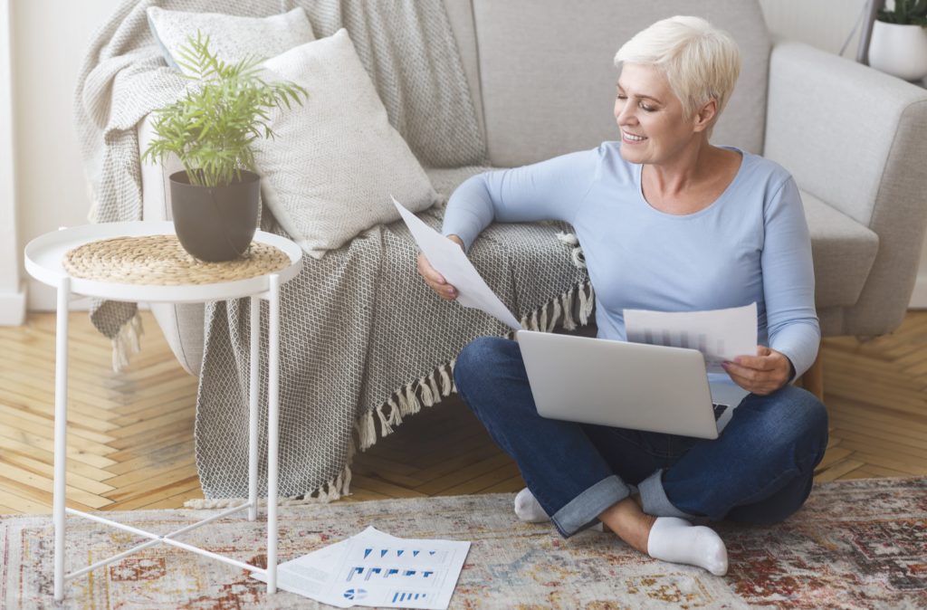 Mulher usando os serviços de um consultor financeiro online