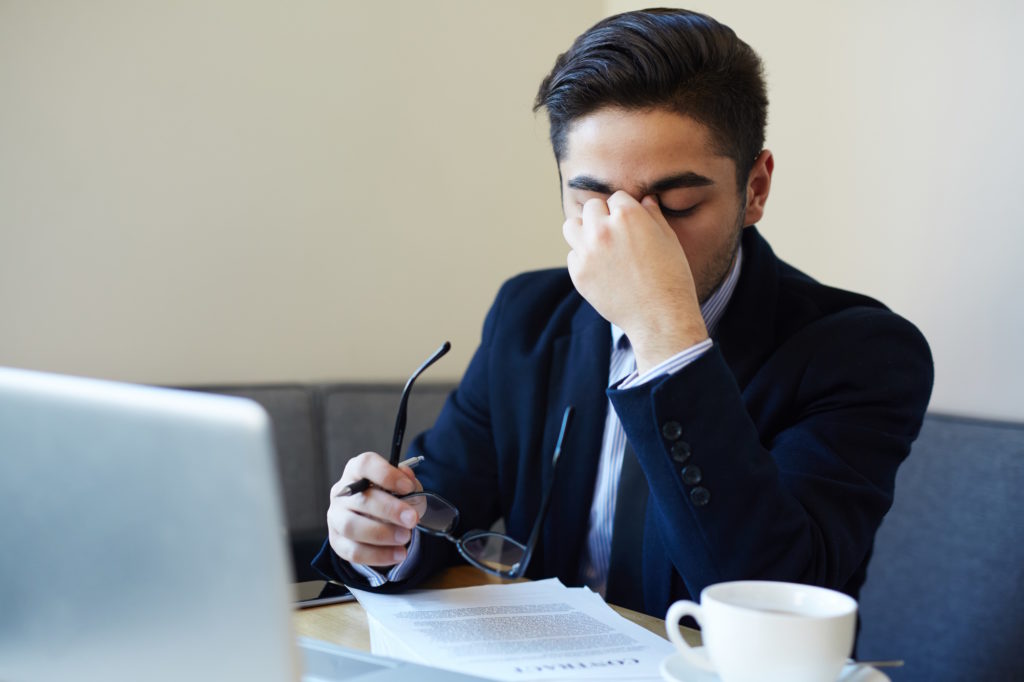 estresse-trabalho Homem estressado no trabalho