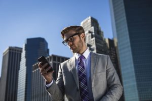Homem investindo no fundo imobiliário BBPO11