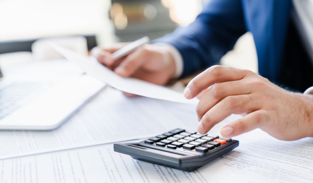 Homem calculando o Dividend Yield