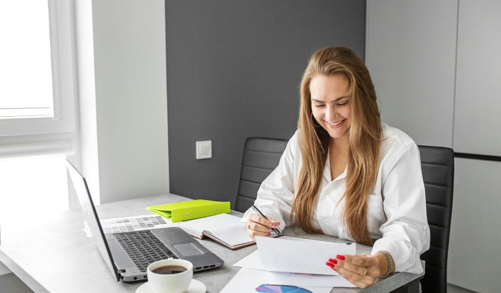 Mulher investindo para ganhar renda extra de 5 mil reais