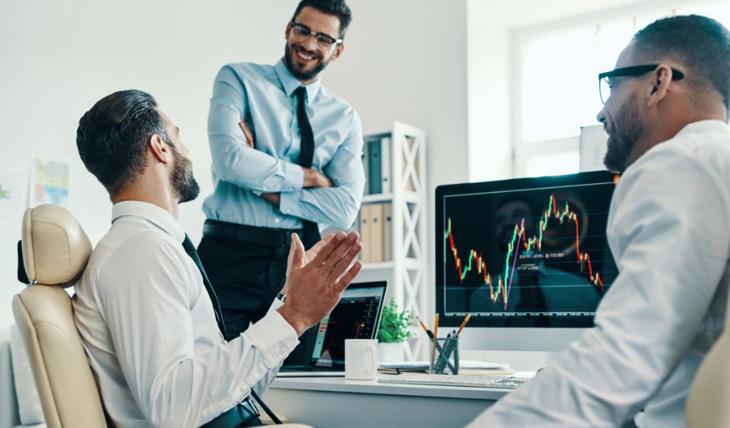 Homens identificando as melhores opções de investimentos para renda extra de cinco mil