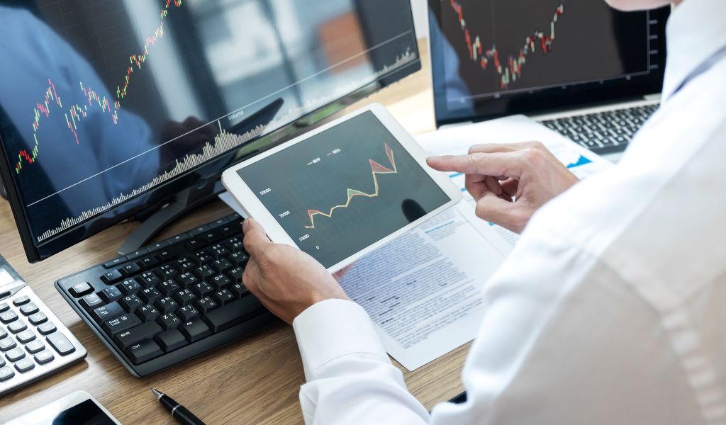 Por que é crucial desenvolver uma estratégia de investimento eficaz para crescer seu patrimônio?